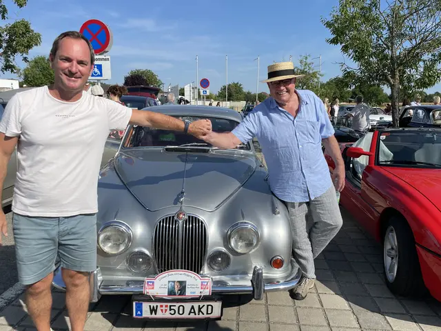 Startklar für die Jubiläumstour: Intendant Wolfgang Böck und Bgm. Markus Landauer beim Auftakt in Raiding. | Foto: Gemeinde Raiding