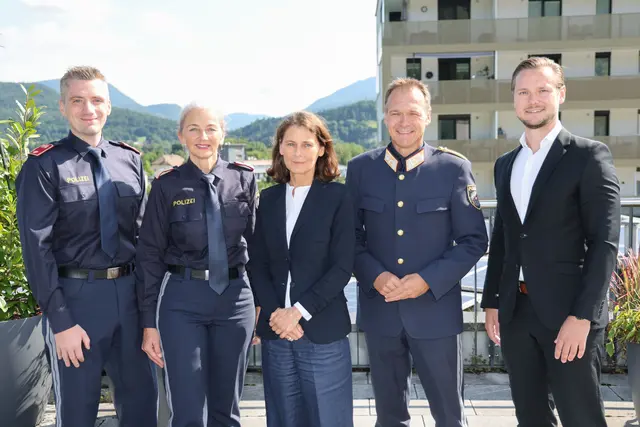 Wolfgang Hettegger (v.l.), neuer Bezirkspolizeikommandant im Tennengau, Monika Noppinger, ehemalige interimistische Bezirkspolizeikommandantin, Bezirkshauptfrau Monika Vogl, Landespolizeidirektor Bernhard Rausch und Matthias Büger (Gruppenleiter BH Hallein). | Foto: Land Salzburg / Franz Neumayr