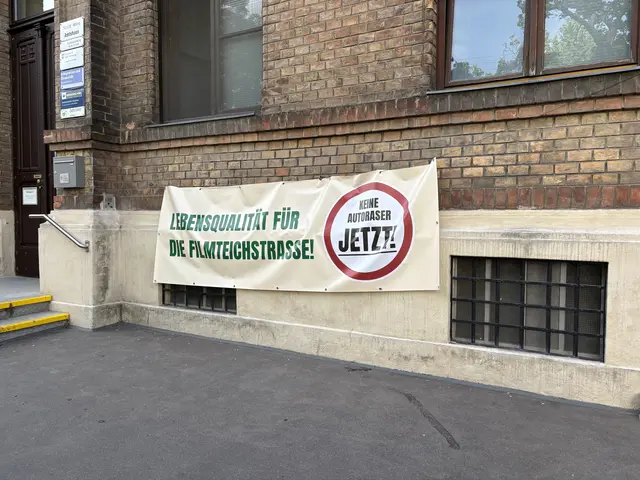 Ein Banner der Filmteichstraßen-Anwohnerinnen und -Anwohner. Jetzt wurde ein Halteverbot in der Straße erwirkt. | Foto: Michael Marbacher/Meinbezirk