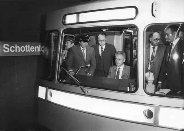 Die Jungfernfahrt der U2 vom Schottentor am 30. August 1980. Der Wiener Bürgermeister Leopold Gratz am Führerstand und Stadtrat Heinz Nittel (Mitte) (beide SPÖ) fahren nach der Eröffnung die Strecke ab.  | Foto: Votava / brandstaetter images / picturedesk.com
