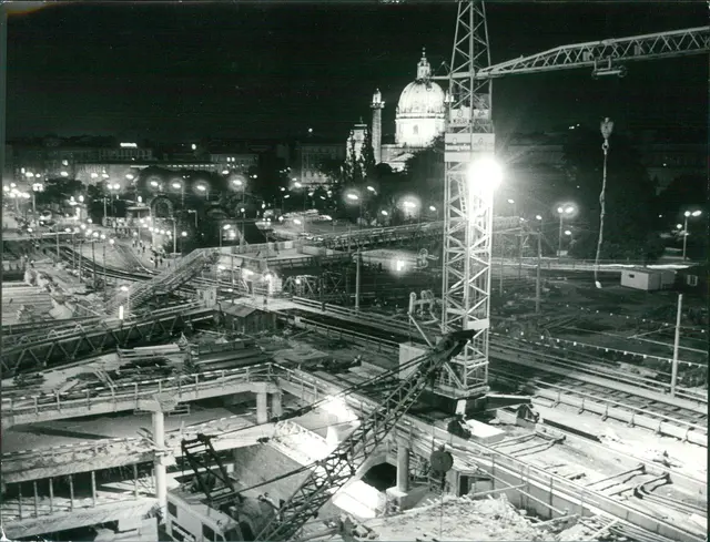 Die Baustelle der U2 am Karlsplatz im Jahr 1974. | Foto:  Klinsky Fritz / KURIER / picturedesk.com
