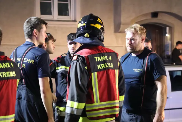 Der Balkon im fünften Obergeschoss stand auf mehreren Quadratmetern in Flammen, konnte jedoch schnell gelöscht werden. | Foto: Doku NÖ