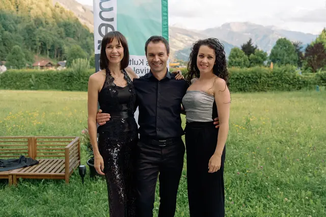 Die drei Musiker von Cordes y Butons aus Südtirol: Reinhilde Gamper (Zither), David Moroder (steir. Harmonika) und Tamara Gamper (Violine).
| Foto: Foto: Barbara Schießling