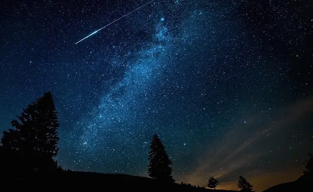 Wer fernab künstlicher Lichtquellen den Blick gen Nordosten richtet, kann bis zu 100 Sternschnuppen pro Stunde entdecken. | Foto: Tüchi