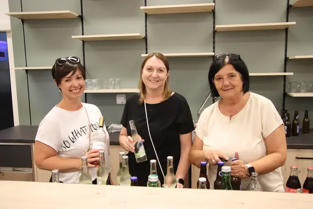 Bewirteten die Gäste am Eröffnungstag: Sandra Stipsits, Anna Benkö, Elvira Grandits (von links). | Foto: Martin Wurglits