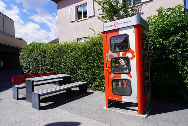 In Kematen wurde eine Telefonzelle als Bücherzelle umgebaut.  | Foto: Alicia Martin Gomez