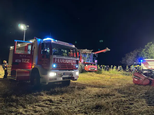 Einsatz in der Nacht: Feuerwehrleute löschen den Entstehungsbrand. | Foto: DOKU-NÖ