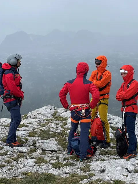 Die Einsatzkräfte bei der Suche nach dem vermissten Bodo Hell. | Foto: Bergrettung Obertraun