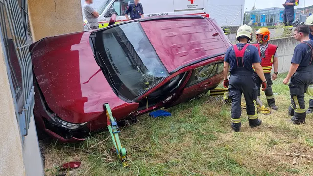 Nachdem der Fahrer befreit wurde, musste das Auto geborgen werden. | Foto: BFKDO Baden / Stefan Schneider / www.bfkdo-baden.com