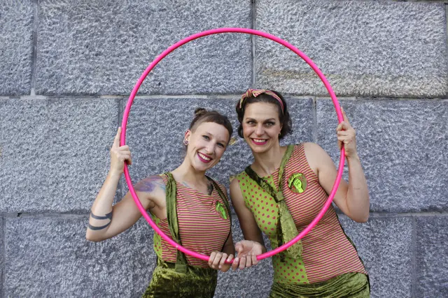 "Squeezed Peaches" begeistern um 17:15 und 18:15 Uhr mit ihrem knalligen Showact. | Foto: Lisa Daucher