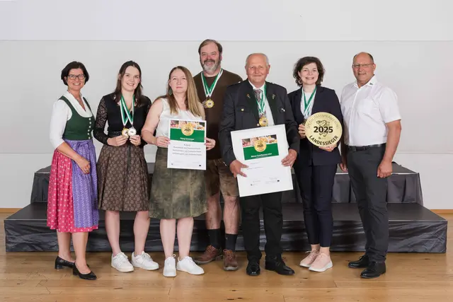 Sieger aus dem Bezirk Weiz: Julia, Renate und Georg Schwaiger (2. bis 4. v. l. ) sowie Johann Wagner und Juliane Wurzinger (3. und 2. v. r.) mit Bezirksbäuerin Ursula Reiter (l.) und Kammerobmann Josef Wumbauer (r.) | Foto: LK Steiermark/A Wild Emotion