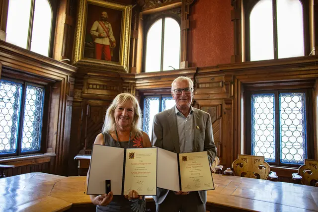 Angelika und Elmar Podgorschek erhielten Ehrungen der Stadtgemeinde Ried. | Foto: Julia Martin/Stadtamt Ried
