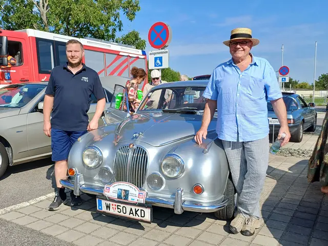 ARBÖ-Techniker Jürgen Janisch mit Intendant Wolfgang Böck, der selbst begeisterter Oldtimer- und auch Motorradfahrer ist. Er nahm mit seinem Jaguar Mk2 an der Tour teil. | Foto: ARBÖ