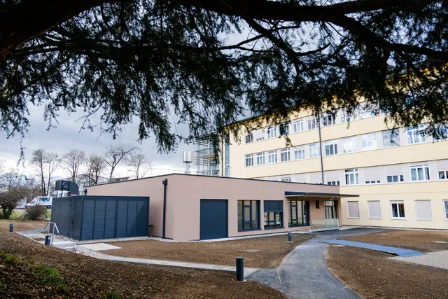 Der Zubau, in dem das neue MRT untergebracht ist, erfolgte parkseitig am bestehenden Bettentrakt. | Foto: KAGes/Michaela Lorber