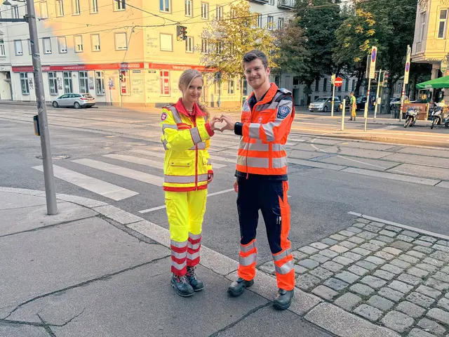 Ein junges Paar wurde per Lebensretter-App vom Notfall informiert, eilte zum Auto und rette einem Mann das Leben. | Foto: Berufsrettung Wien