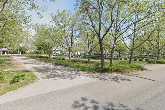 Die Parkplätze beim Kurpark sind bei Rasern und Autofans nachts beliebt.  | Foto: Google Maps