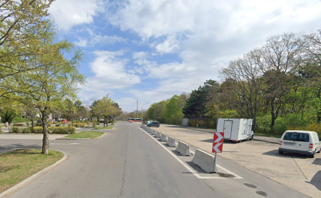 Die Parkplätze beim Kurpark sind bei Rasern und Autofans nachts beliebt.  | Foto: Screenshot Google Maps