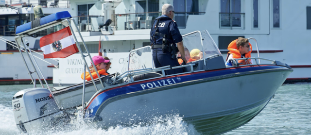 Für mutige Kinder gibt es die Möglichkeit, bei einer spritzigen Fahrt auf einem echten Polizeiboot dabei zu sein. | Foto: LPD Wien