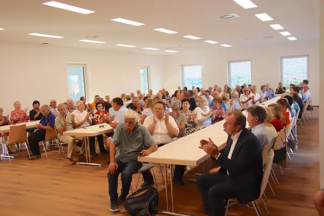 Rund 150 Gäste kamen zur Eröffnungsfeier. | Foto: Martin Wurglits