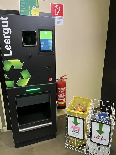 Neben dem Leergutautomaten beim ADEG in Pyhra stehen auch Gitterkörbe, die für den übriggebliebenen Müll gedacht sind. | Foto: ADEG Pyhra