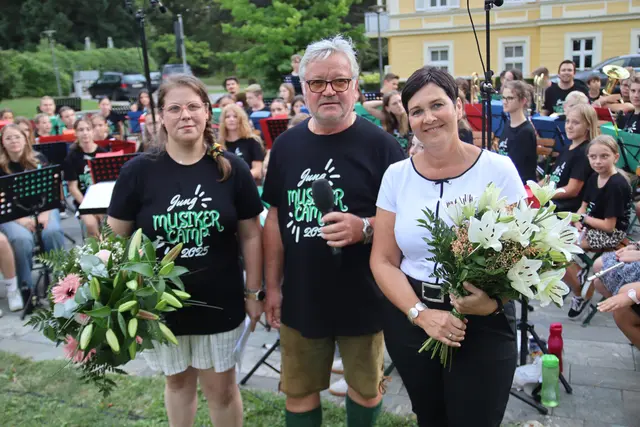 Franz Monschein bedankte sich bei Martion Luttenberger (l.) und Hermine Url. | Foto: MeinBezirk