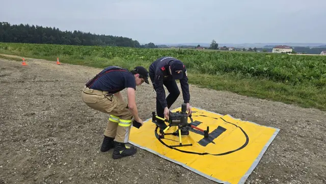 Auch die Drohnengruppe der Freiwilligen Feuerwehr Ried war im Einsatz. | Foto: FF Ried/FF Geinberg