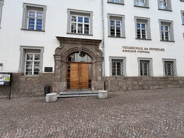 Bürgermeister Christian Margreiter ist zuversichtlich, dass die Schülerinnen und Schüler wieder im Herbst einziehen können. | Foto: Kendlbacher