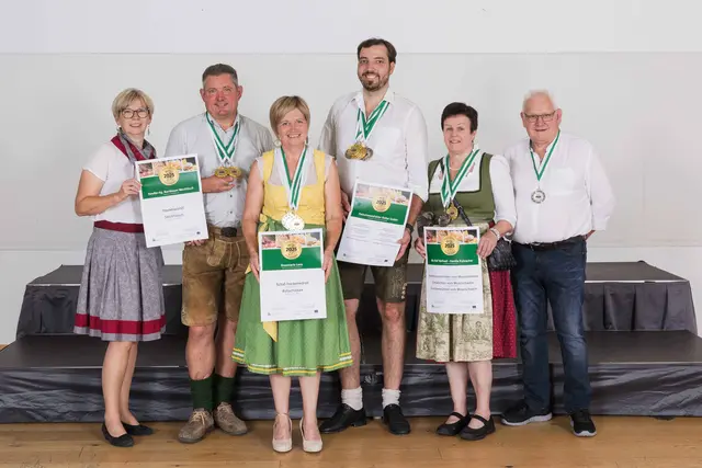 Die strahlenden Ausgezeichneten (v.l.n.r.): Angelika und Erich Wechtitsch vlg. Bachbauer, Rosemarie Lenz, Franz Josef Kollar von der Fleischmanufaktur Kollar sowie Inge und Anton Kainacher. | Foto: ©LK Steiermark/A Wild Emotion