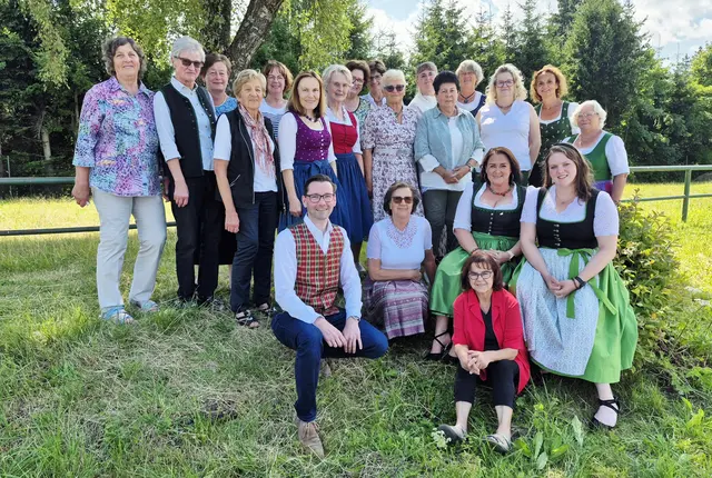 Die Edelschrotter Ortsgruppe der VP Frauen traf sich zur Jahreshauptversammlung, mit dabei war Bürgermeister Georg Preßler. | Foto: Holzmann