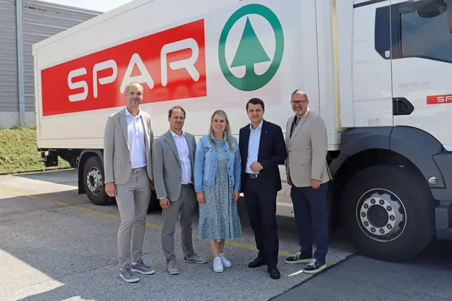 Besuch Bezirkshauptmann: Austausch in der Spar-Zentrale Wörgl mit Bezirkshauptmann Kurt Berek (2. v. r.) – im Bild (v. l.): Controlling-Bereichsleiter Wolfgang Aigner, Logistik-Bereichsleiter Florian Peer, Geschäftsführer-Stellvertreterin Martina Bichler und René Fender, zuständig für Sonderprojekte. | Foto: Spar