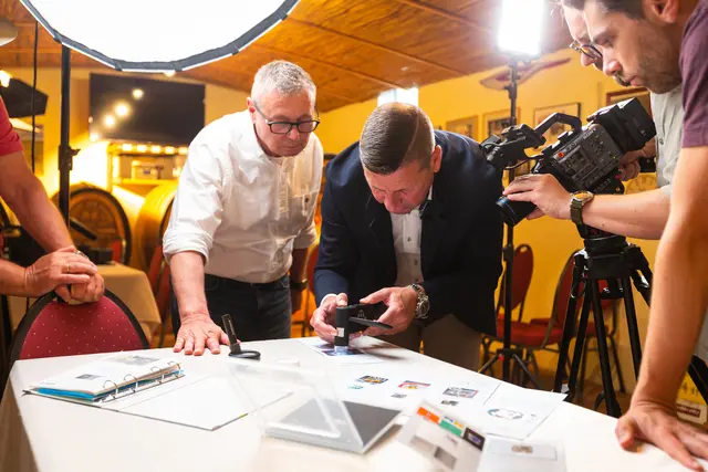 Jürgen Scheuer und Jürgen Metzger (KURZ)  präsentieren dem Filmteam des ORF verschiedene Sicherheitsmerkmale. | Foto: Jerzy Bin