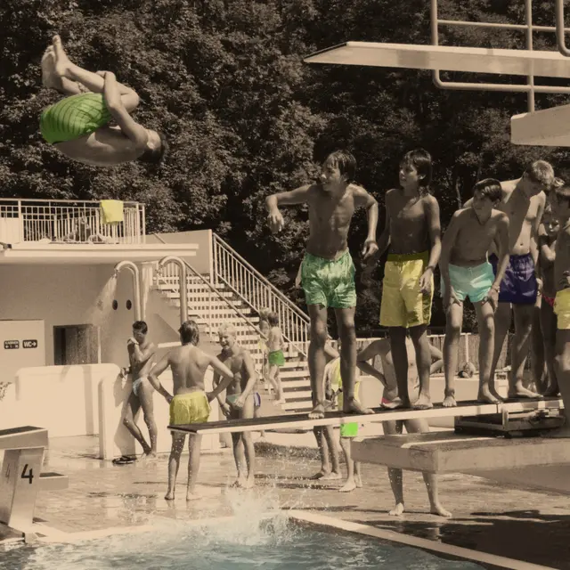 Eine liebevoll kuratierte Freiluftausstellung mit historischen Fotografien aus dem Stadtmuseum Trofaiach erinnert an Jahrzehnte voller Badespaß. | Foto: Trofaiach