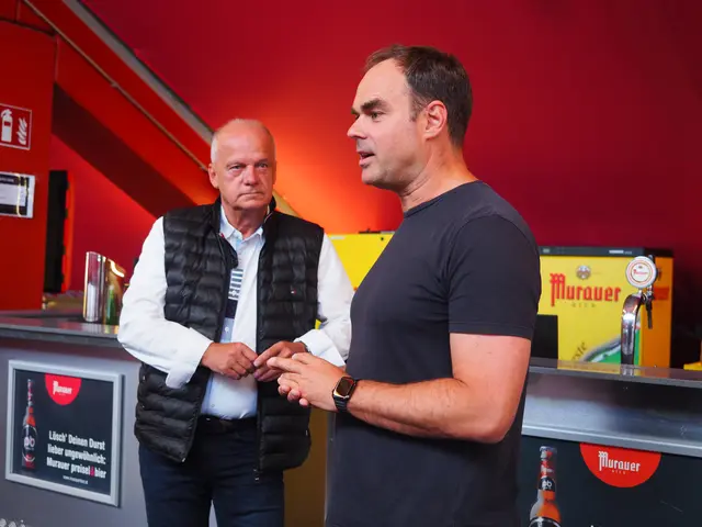 KSV-Geschäftsführer Robert Schäfer (re.) mit Präsident Erwin Fuchs beim Fantreff. | Foto: Gaube
