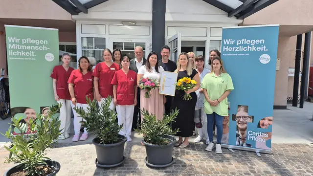 PDL Martina Hohenberger (2. v. r. vorne) mit Team, BL Donata Rössler-Merlin, Caritasdirektor Ernst Sandriesser und Bgm. Martin Treffner | Foto: Caritas Kärnten