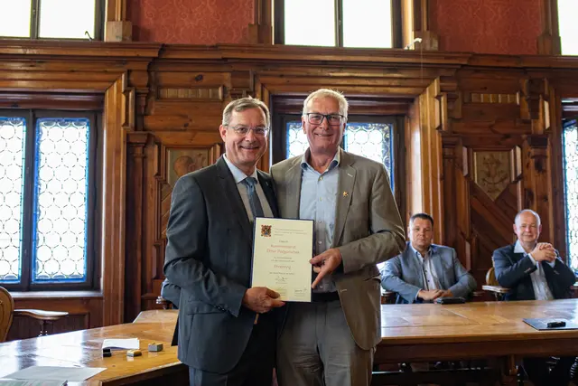 Bürgermeister Bernhard Zwielehner und Elmar Podgorschek. | Foto: Julia Martin/Stadtamt Ried