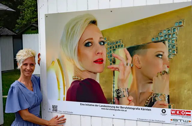 Kirstin Wiedl, Goldschmiedin aus St. Andrä, vor ihrem Bild, welches aus dem Kalender von Bepo Emhofer für 2026 stammt