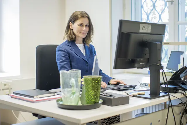 Bezirkshauptfrau Monika Vogl dankte Hettegger und Noppinger im Rahmen der offiziellen Kommandoübergabe für ihren engagierten Einsatz. | Foto: Land Salzburg/Neumayr/Christian Leopold