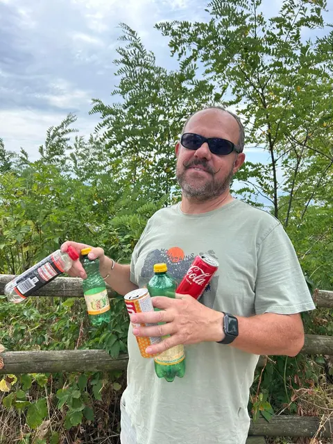 Für Klaus Wallisch ist es lästig, die ganzen Flaschen zus sammeln. | Foto: Privat