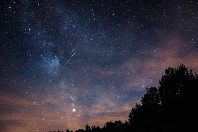Bereits ab Mitte Juli sind die ersten Perseiden sichtbar, doch ihr Maximum erreicht der Strom in der Nacht vom 12. auf den 13. August. Dann sind laut Experten bis zu 100 Meteore pro Stunde zu sehen – mit beeindruckenden Geschwindigkeiten von etwa 60 Kilometern pro Sekunde. (Symbolbild) | Foto: Mancewicz/Unsplash