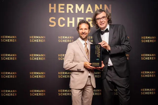 Am 17. Juli 2025 versammelten sich in Wiesbaden 218 Rednerinnen und Redner aus 23 Nationen, um auf zwei Bühnen ihre Botschaften zu präsentieren. Mit dabei war Roman Josef Höpflinger aus Ebenau (links). | Foto: JustinBockey