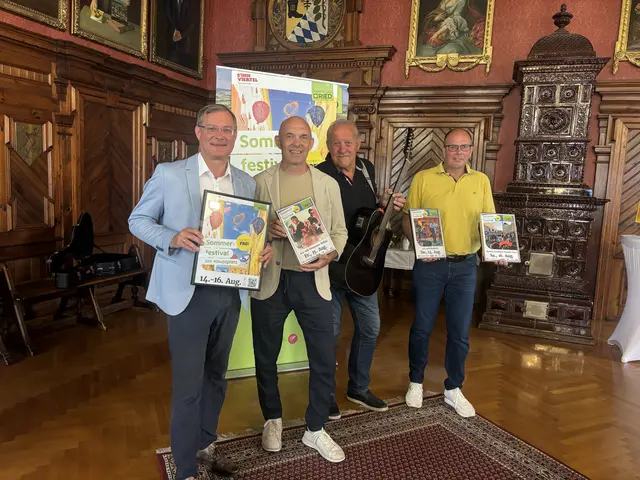 Bürgermeister Bernhard Zwielehner, Stadtmarketing-Geschäftsführer Helmut Slezak, Kurt Berger von den Skybirds und Stefan Schmid, ebenfalls Stadtmarketing. | Foto: MeinBezirk