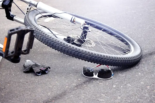 Der Mann verletzte sich unbestimmten Grades bei seinem Sturz mit dem E-Bike. (Symbolfoto) | Foto: stock.adobe.com/at/Юлия Усикова 