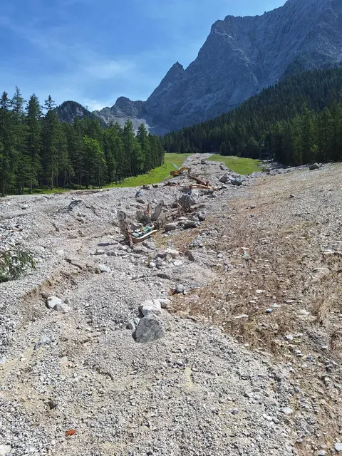 Die Geröllmassen blieben auf einer Länge von 1,6 Kilometern auf den Skipisten des Gamskarlifts liegen. | Foto: Gem. Ehrwald