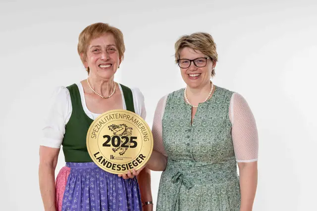 Annemarie und Rosina Grabin (v.l.n.r.) vom Weingut und Buschenschank Grabin jubelten über Ihren Landessieg in der Kategorie „Karree“ mit ihrem Spitzenprodukt „Karree luftgetrocknet“. | Foto: ©LK Stmk/Kristoferitsch