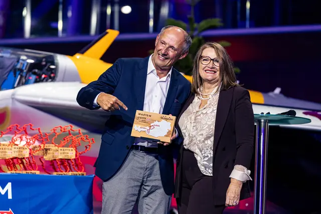 Die Abschlussveranstaltung 2024 im Hangar-7. Leo Bauernberger (Geschäftsführer SalzburgerLand Tourismus) mit Angelika Colombini-Maier (Organisation Mille Miglia Warm Up Austria - SalzburgerLand). | Foto: SalzburgerLand Tourismus
