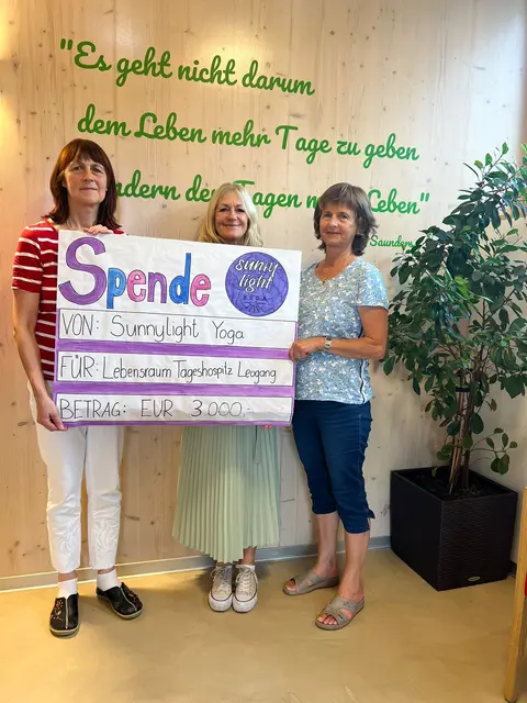 Claudia Möschl (Mitte) von "SunnyLightYoga" übergab den Spendenscheck in Höhe von 3.000 Euro an das Lebensraum Tageshospiz Leogang Pinzgau. | Foto: SunnyLightYoga