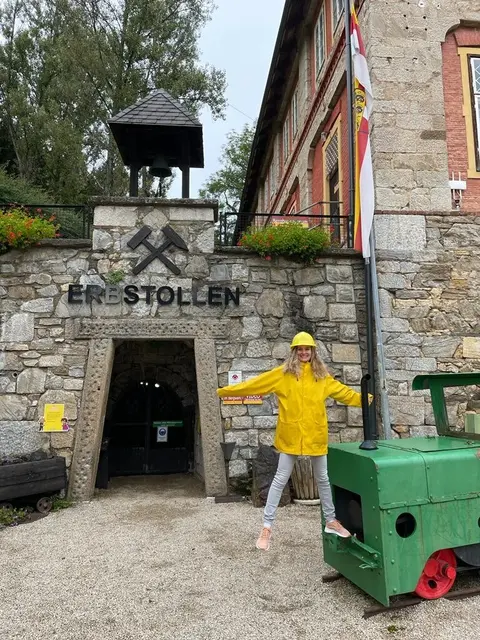 Die neue Managerin vor dem Erbstollen in Hüttenberg, eine ihrer neuen Gemeinden der KLAR Görtschitztal