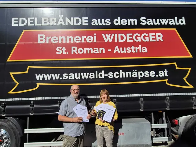 Die Edelbrand-Experten Conny und Josef Widegger aus St. Roman verstehen ihr Handwerk, wie die jüngsten Prämierungen zeigen. | Foto: Widegger