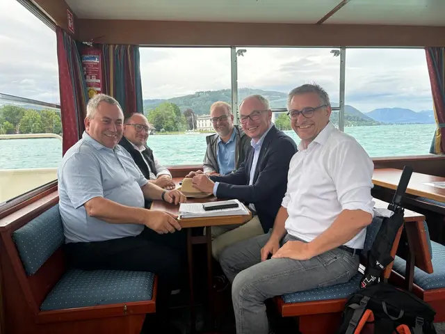 Bürgermeister Bernhard Karnthaler unterhält sich unter anderem mit Stephan Pernkopf und Bürgermeister Gerald Egger. | Foto: Egger
