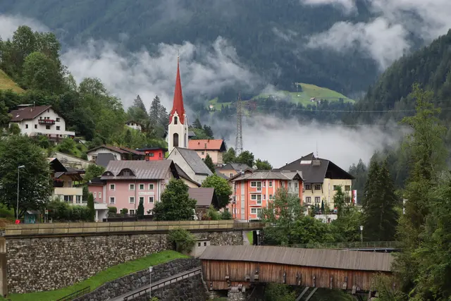 Die Hangbrücke Wiesberg verbindet Pians mit der Gemeinde Strengen (Bild). | Foto: Othmar Kolp